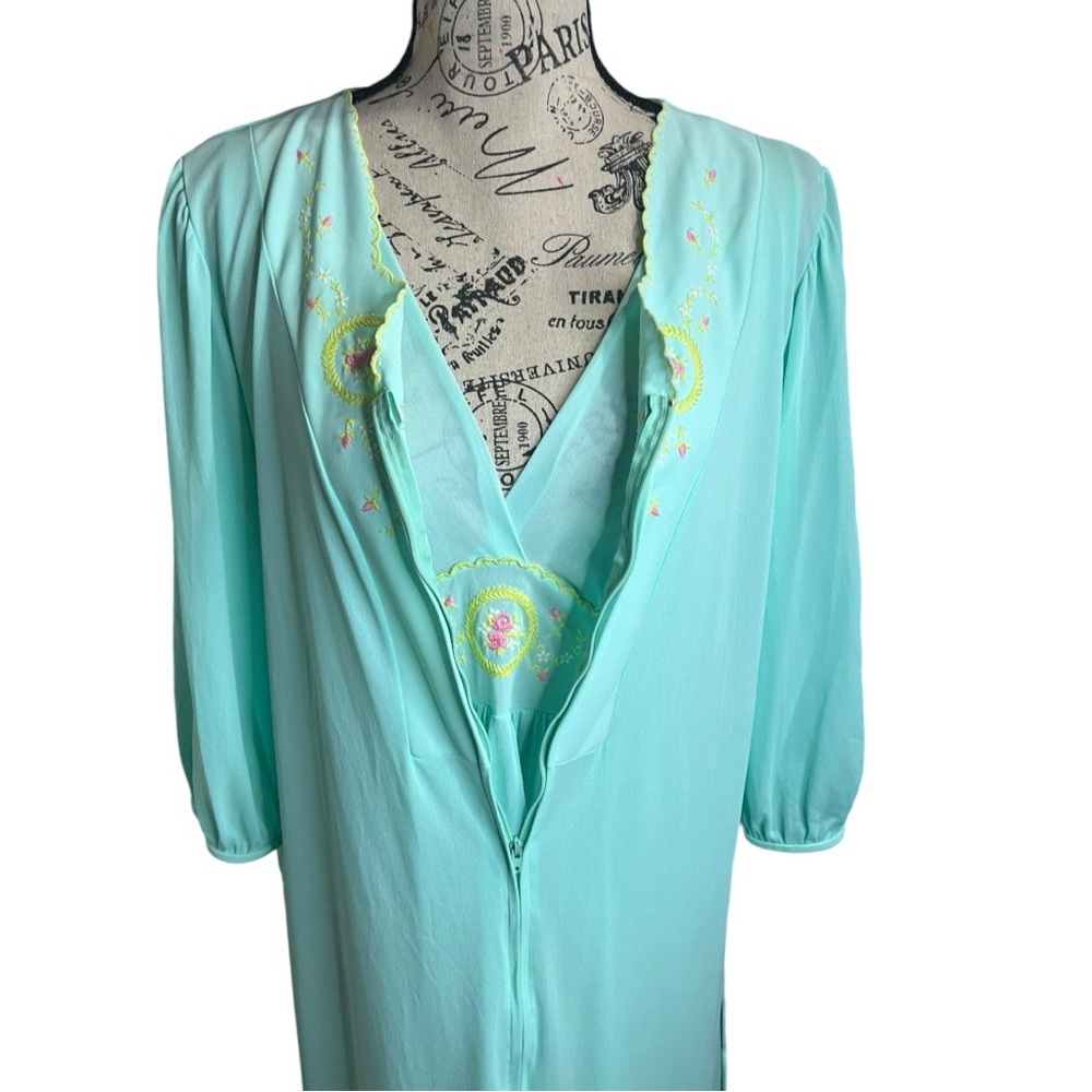 Vintage Nightgown and Robe Set - Picture 6 of 16